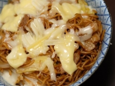 チーズ焼きそば丼